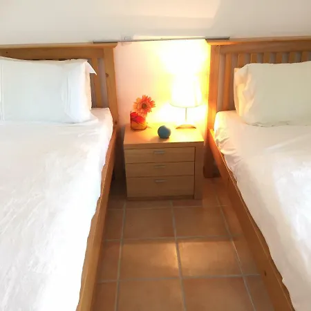 Luxury 2 Bedroom - Super Fast Wifi And Sky Tv In 3 Pool Gated Complex. Apartment